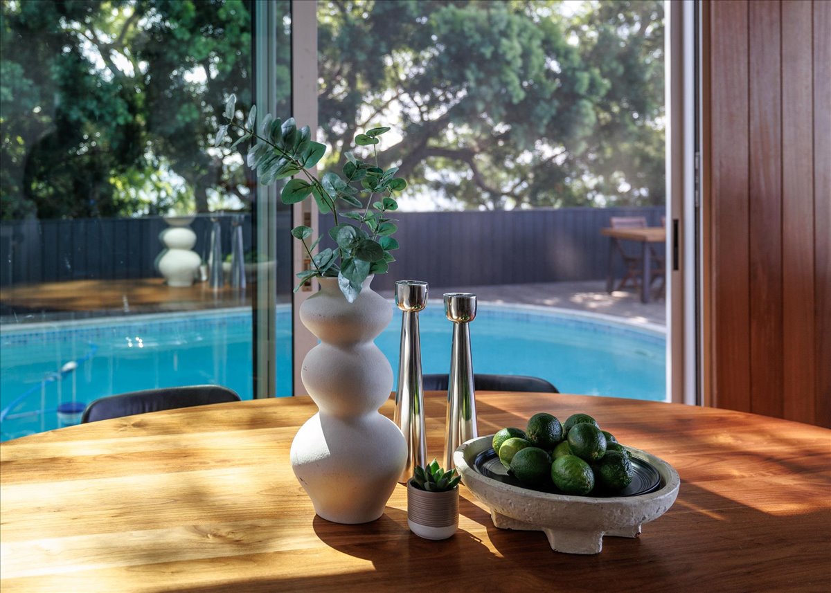 dining to pool