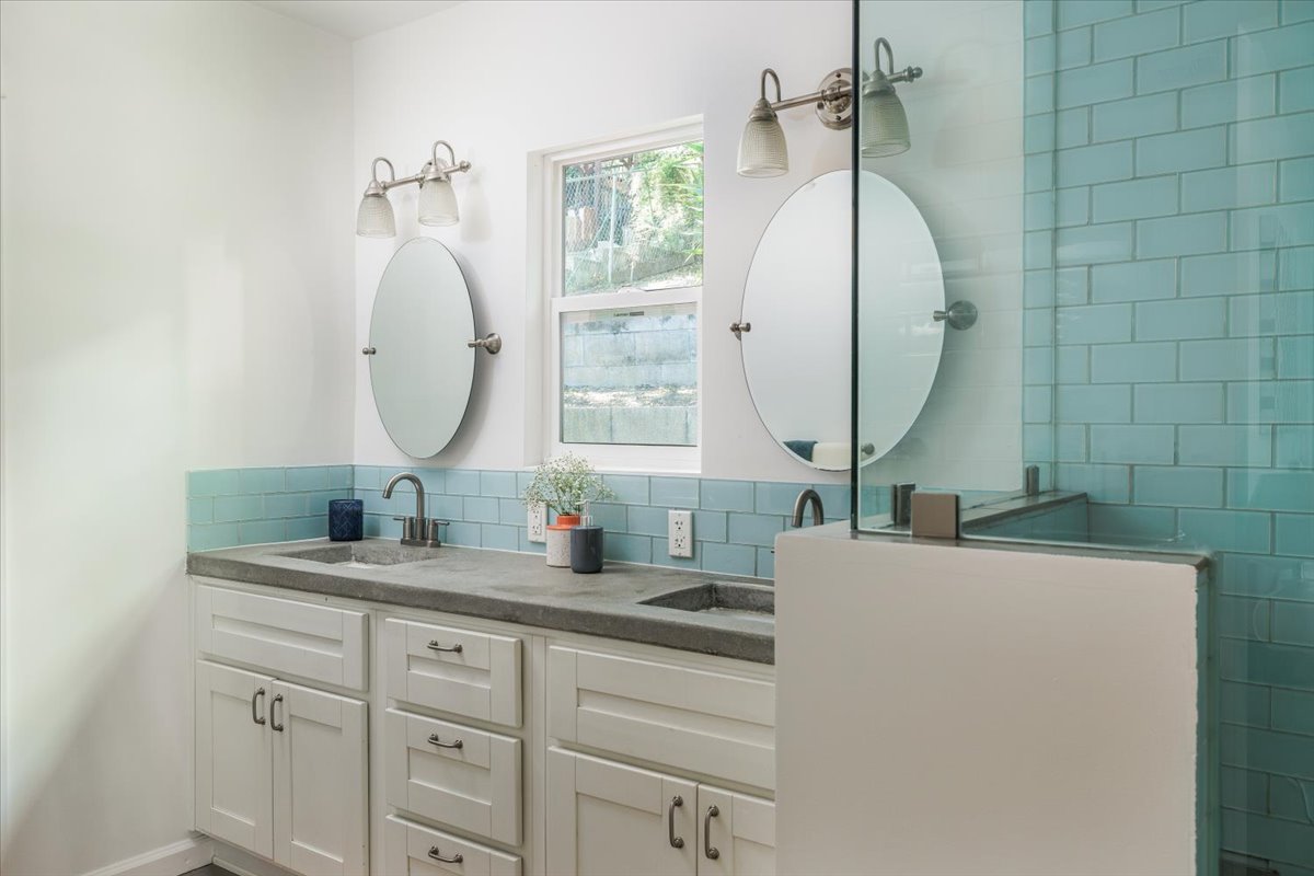 bathroom   no lights