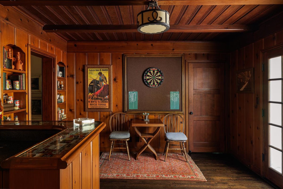 bar