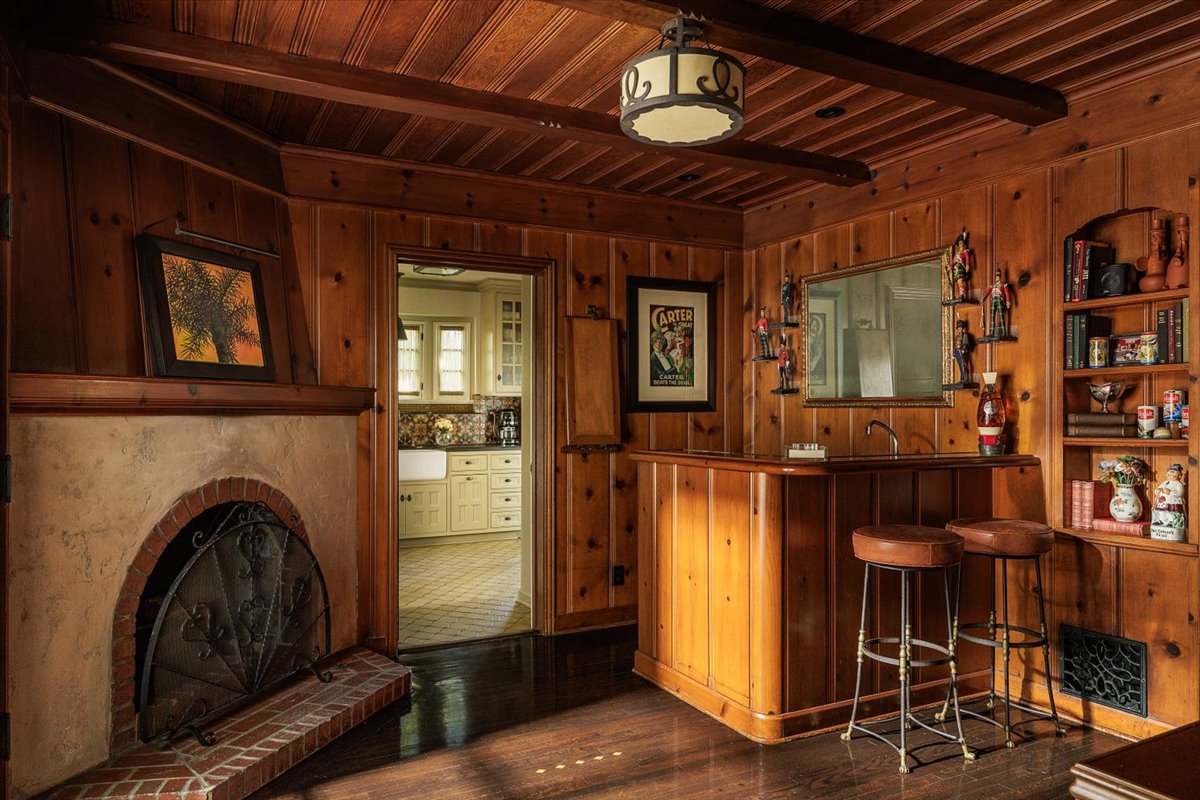 bar